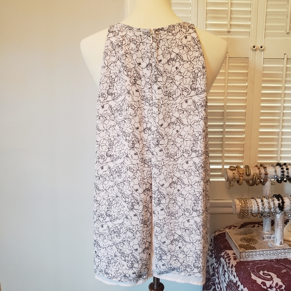 (#4) Beautiful Sleeveless Blouse - Picture 2 of 5